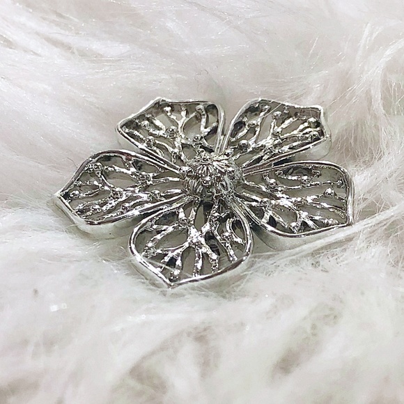 Vintage Poinsettia Flower Welded Metal Brooch - Picture 5 of 10